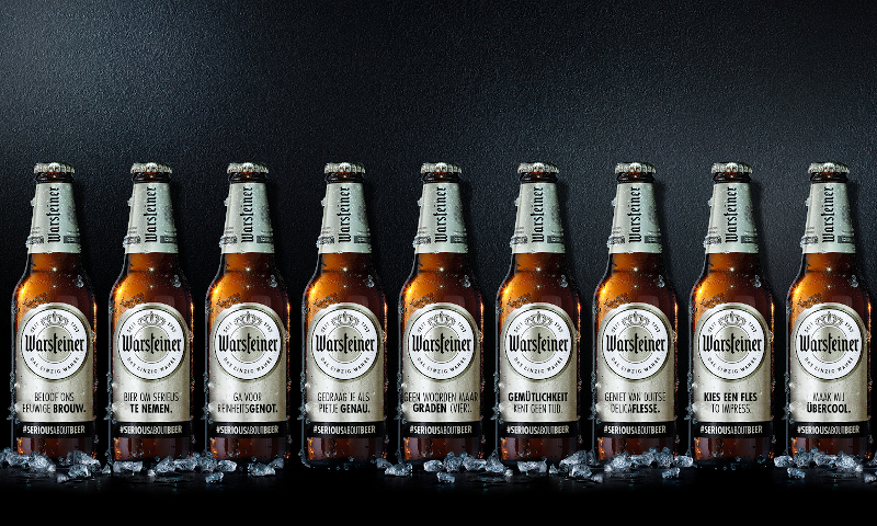 Negen flesjes Warsteiner op een rij met nieuwe bieretiquette bieretiketten